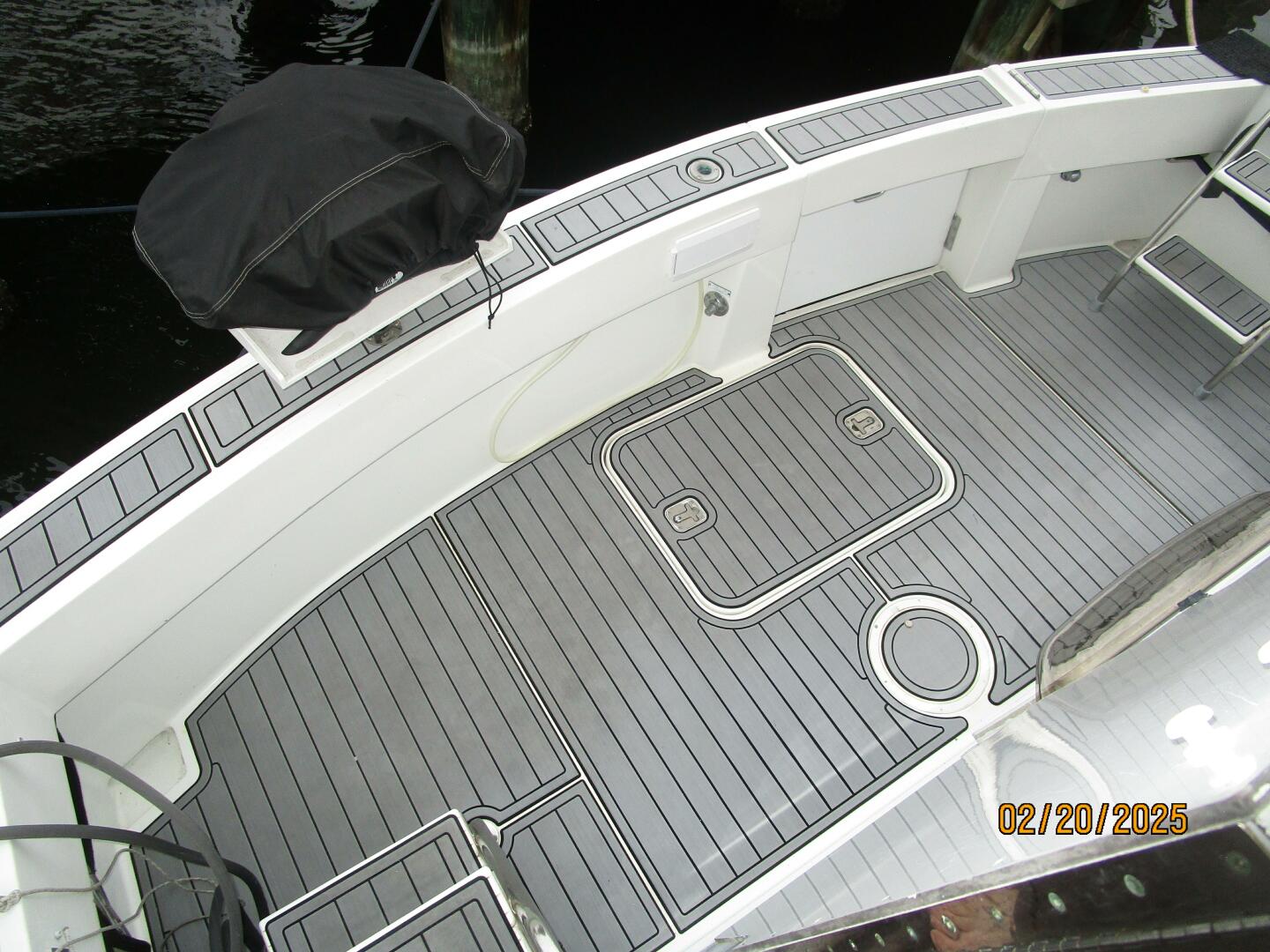 Slide: The Image of 48' Hatteras cockpit2 - 5059470