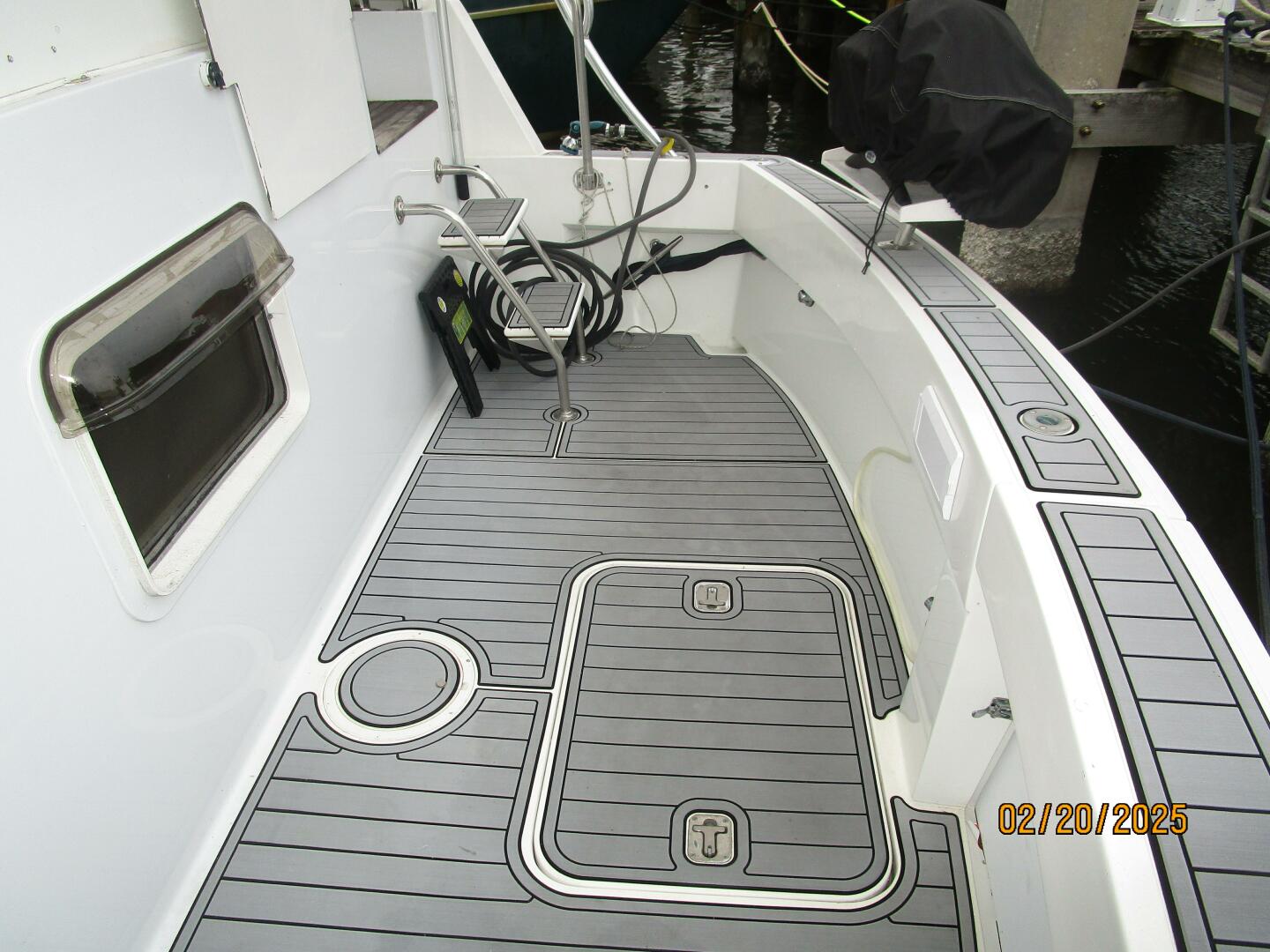 Slide: The Image of 48' Hatteras cockpit starboard - 5059473