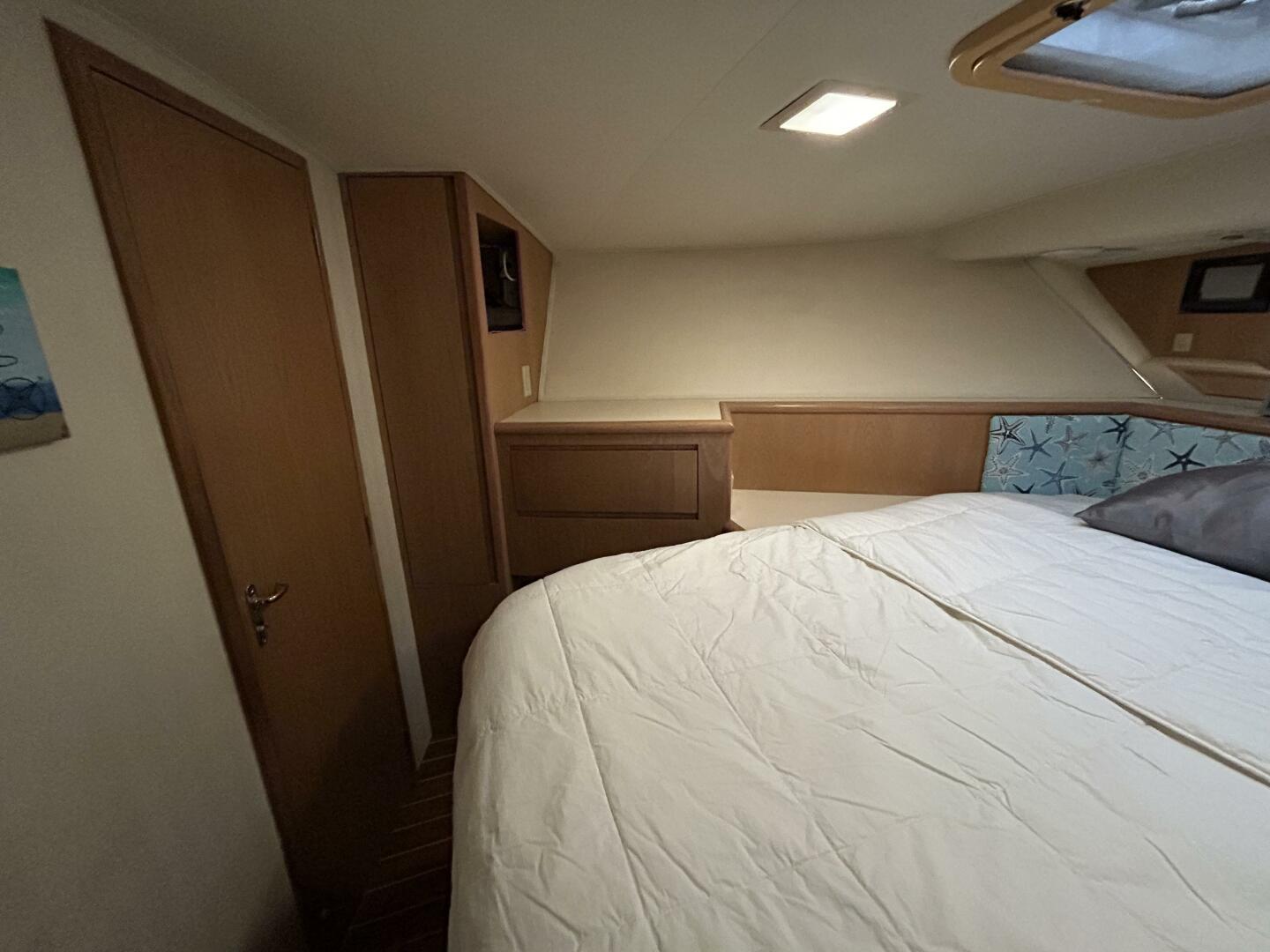 Slide: The Image of 48' Hatteras guest stateroom port - 5059770