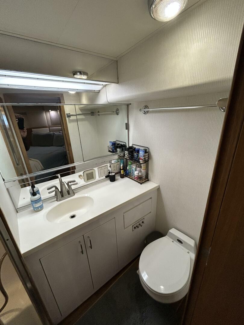 Slide: The Image of 48' Hatteras master stateroom head - 5059788