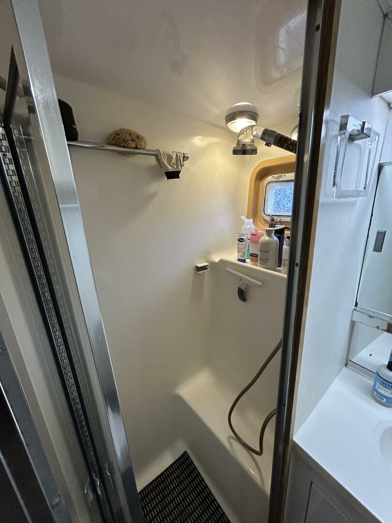 Slide: The Image of 48' Hatteras master stateroom shower - 5059791