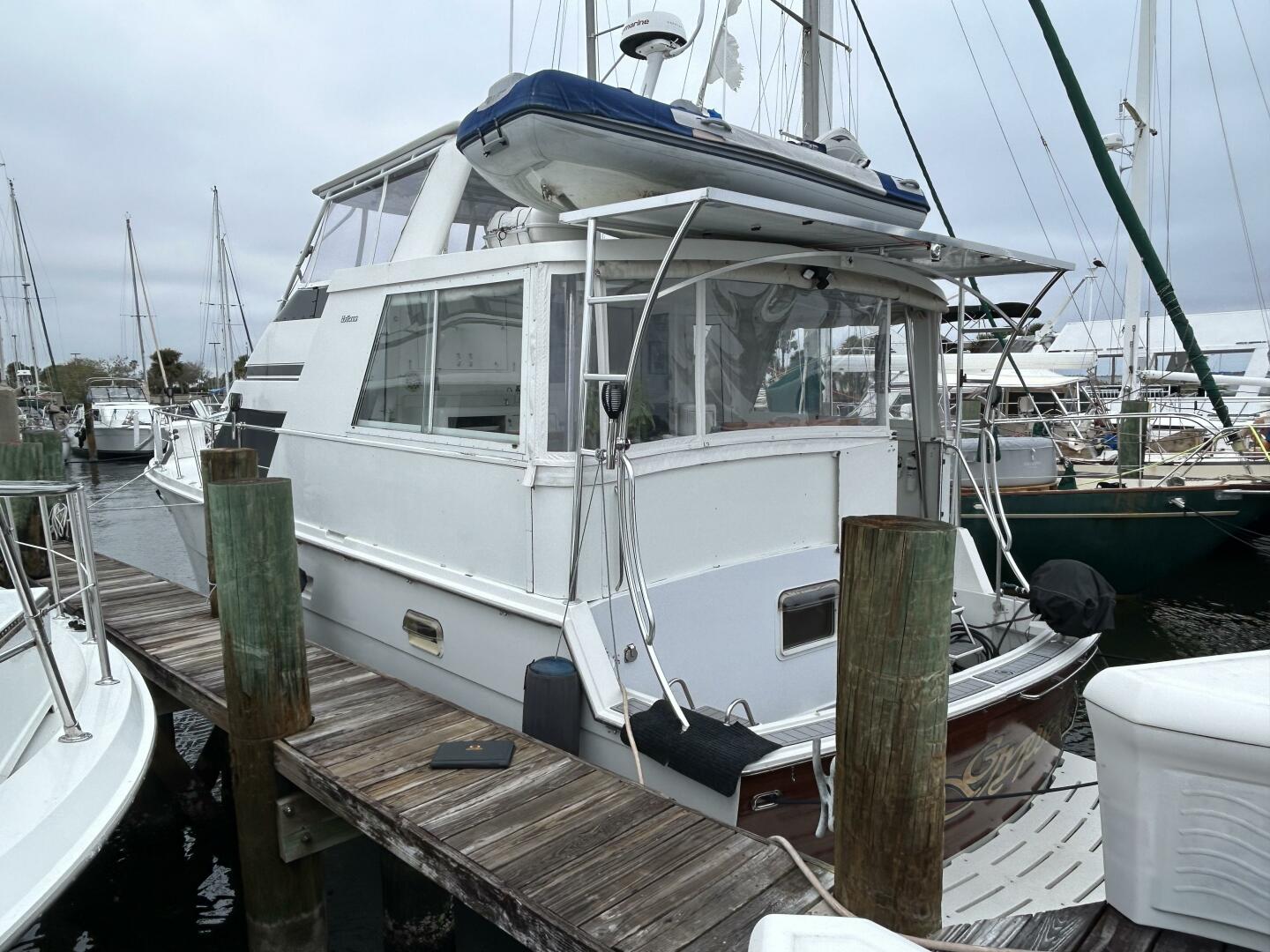 Slide: The Image of 48' Hatteras port aft profile - 5059794
