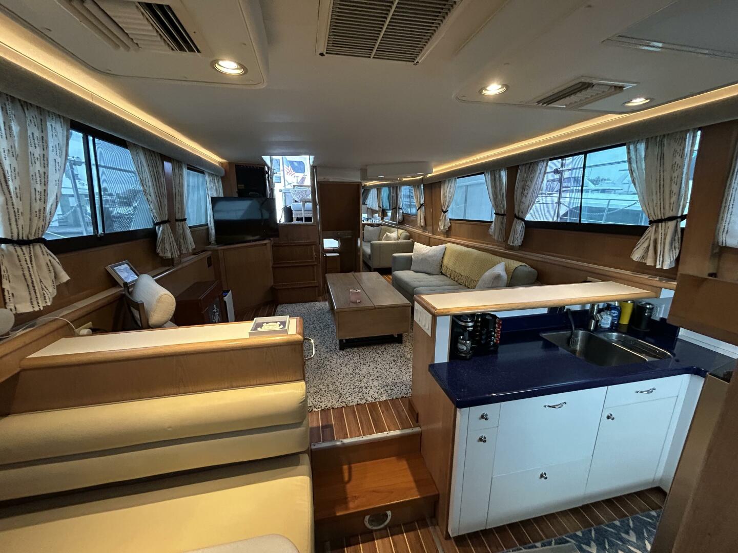 Slide: The Image of 48' Hatteras salon aft - 5059800