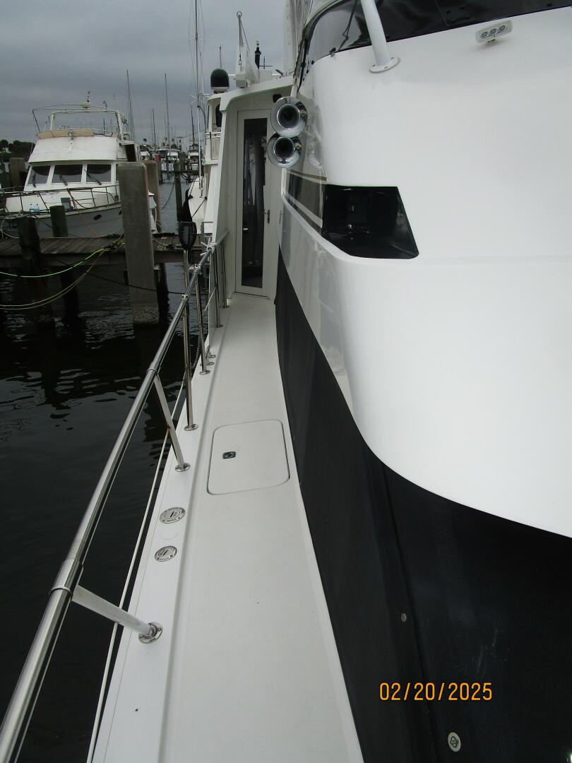 Slide: The Image of 48' Hatteras starboard side deck1 - 5059815
