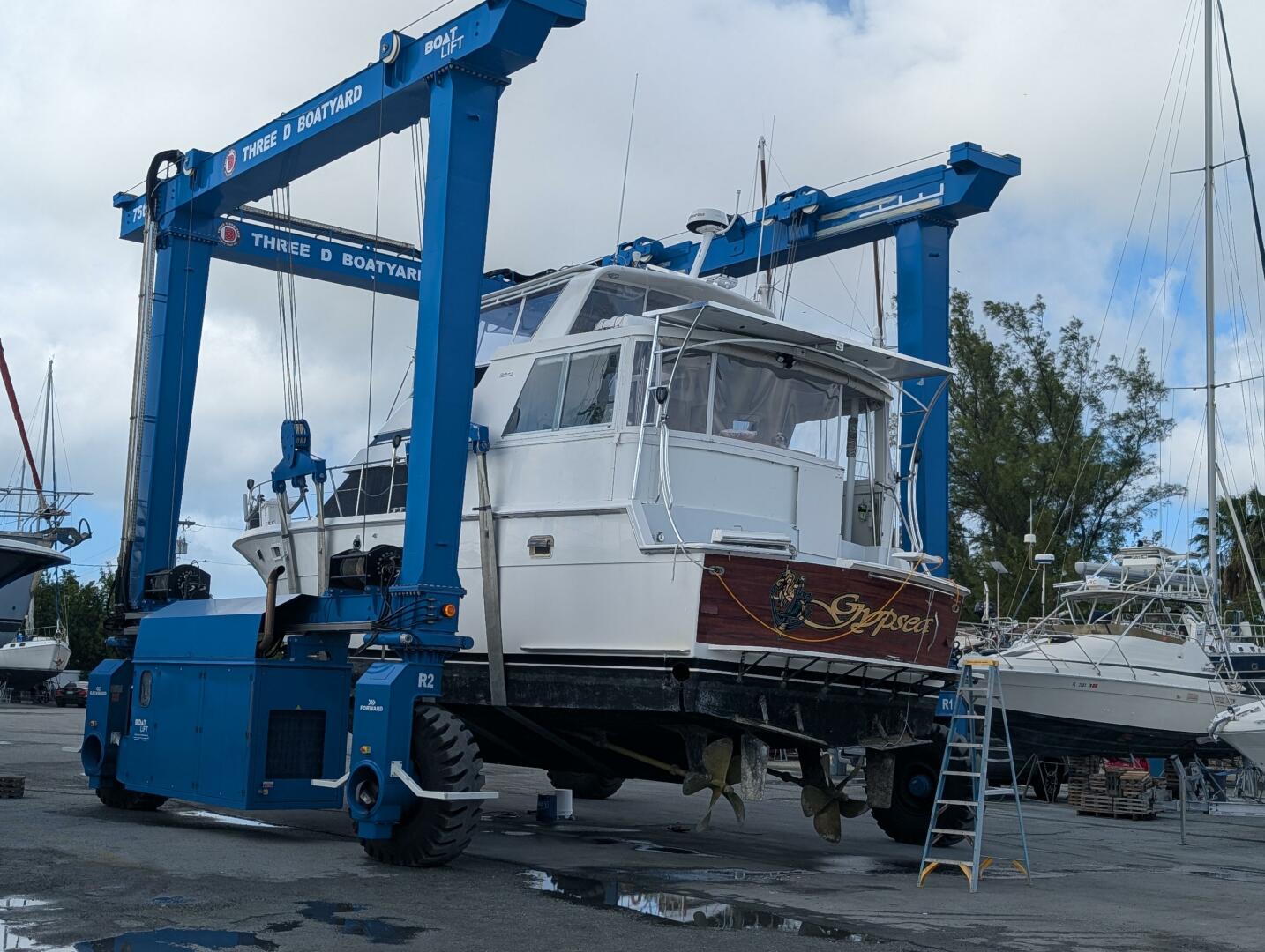 Slide: The Image of 48' Hatteras hauled out3 - 5061556