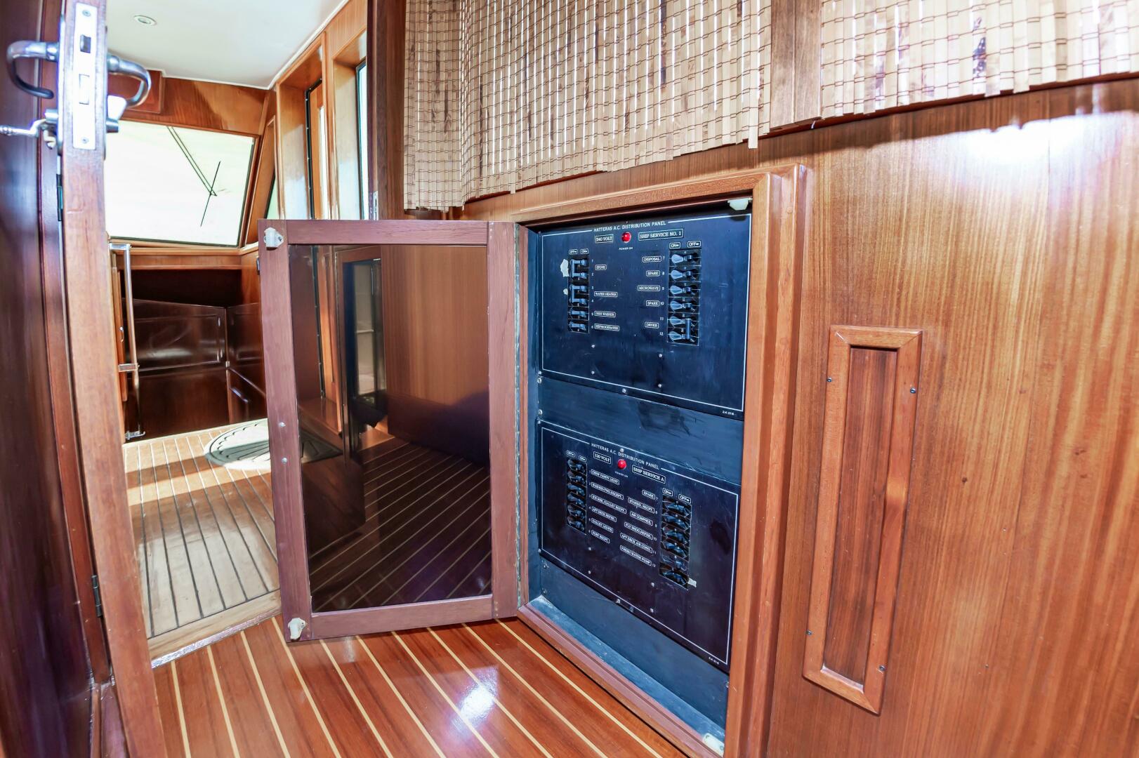 Slide: The Image of 1980 Hatteras Extended Deck Power 9832157 981829225 0 090620250659 62 - 5375789