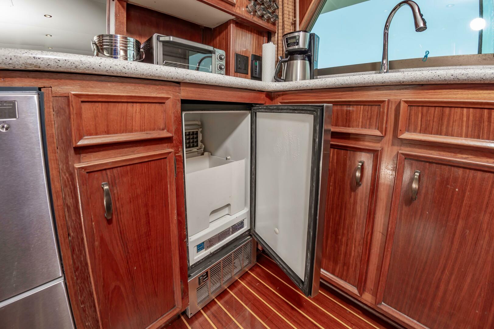 Slide: The Image of 1980 Hatteras Extended Deck Power 9832157 981829167 0 090620250653 19 - 5375829