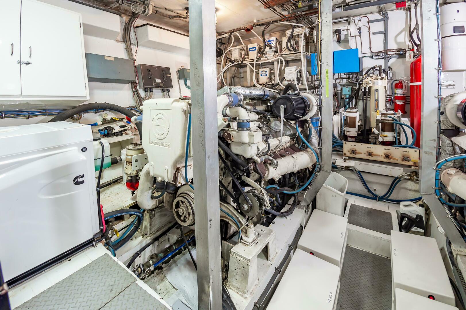 Slide: The Image of 1980 Hatteras Extended Deck Power 9832157 981829243 0 090620250701 80 - 5375774