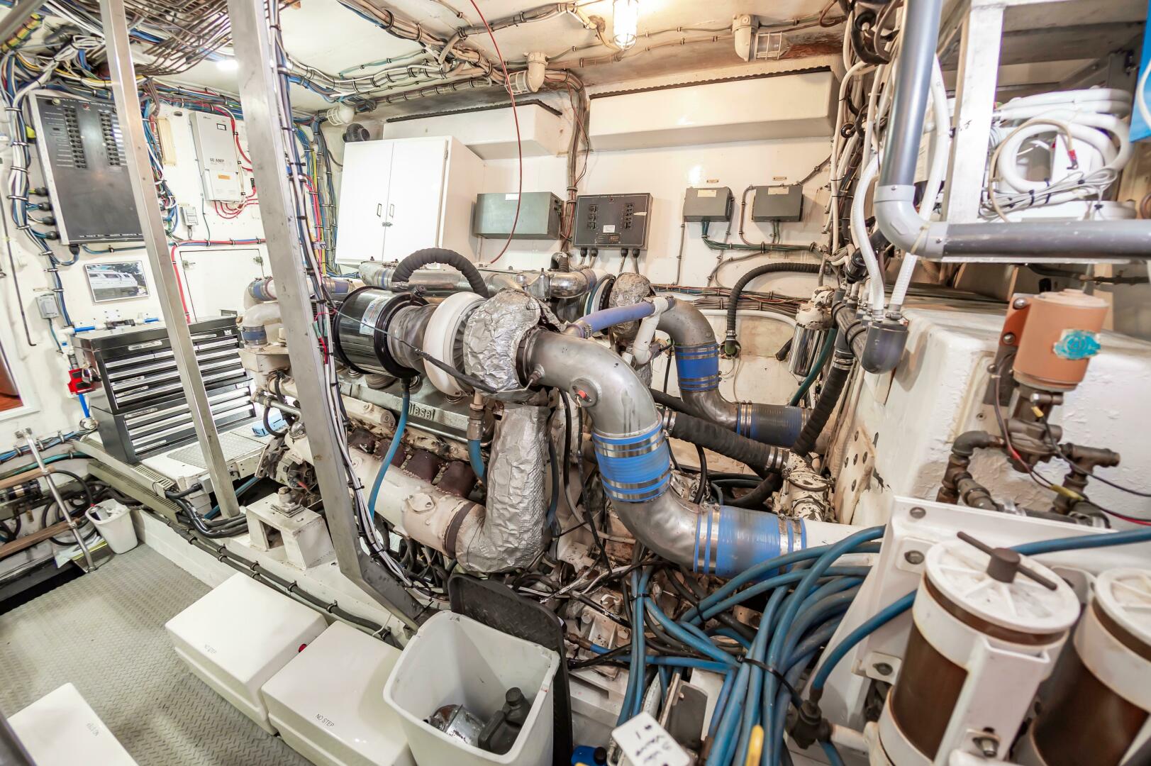 Slide: The Image of 1980 Hatteras Extended Deck Power 9832157 981829256 0 090620250702 93 - 5375763