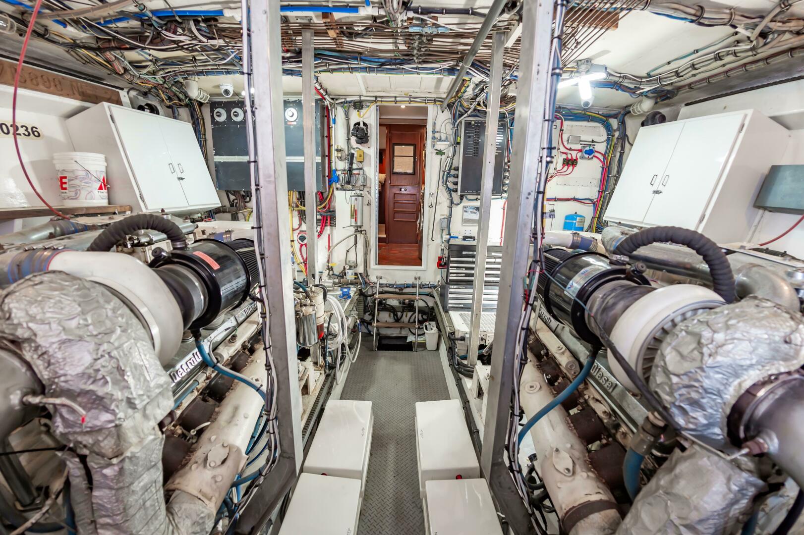 Slide: The Image of 1980 Hatteras Extended Deck Power 9832157 981829255 0 090620250702 92 - 5375764
