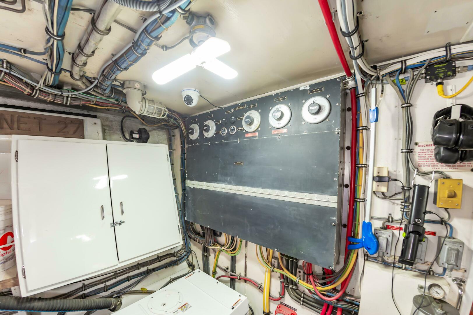 Slide: The Image of 1980 Hatteras Extended Deck Power 9832157 981829253 0 090620250702 90 - 5375765