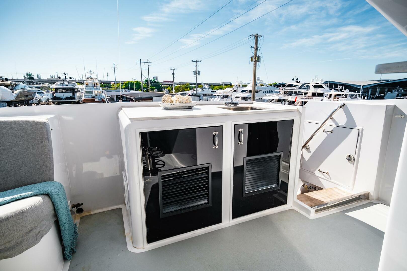 Slide: The Image of Flybridge Aft - 4900972