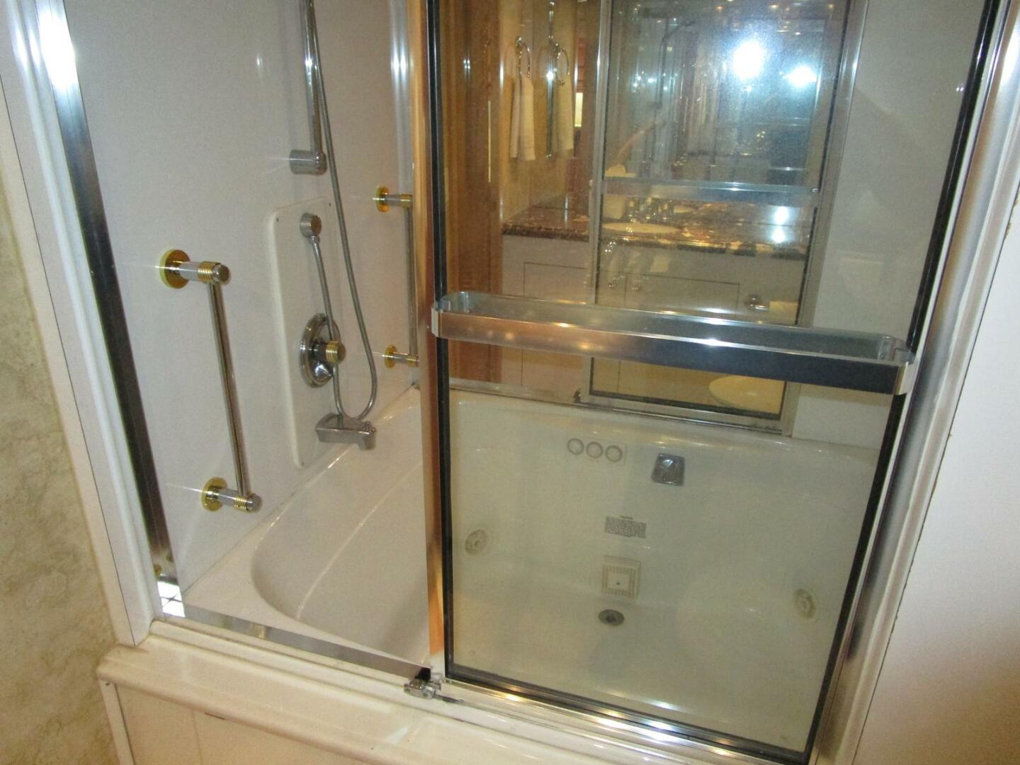 Slide: The Image of Mid Tub/Shower   - 5121461