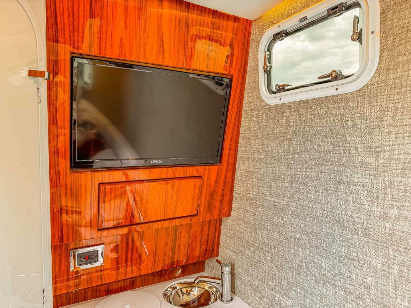 Slide: The Image of HCB 42 Lujo 2023 - 5344956