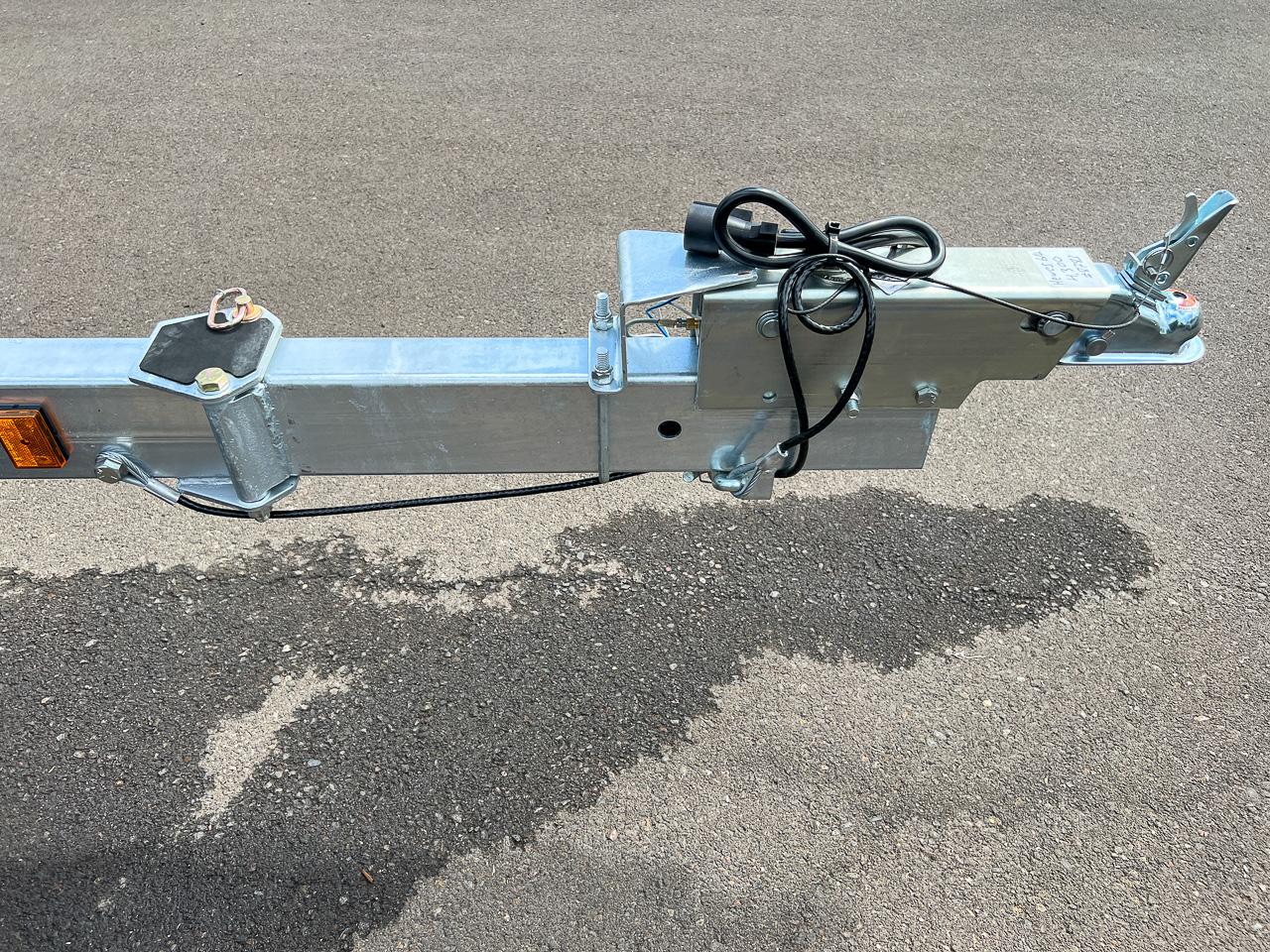Slide: The Image of 2023 Hewescraft 200 Pro-V ET HT trailer hitch on asphalt. - 16