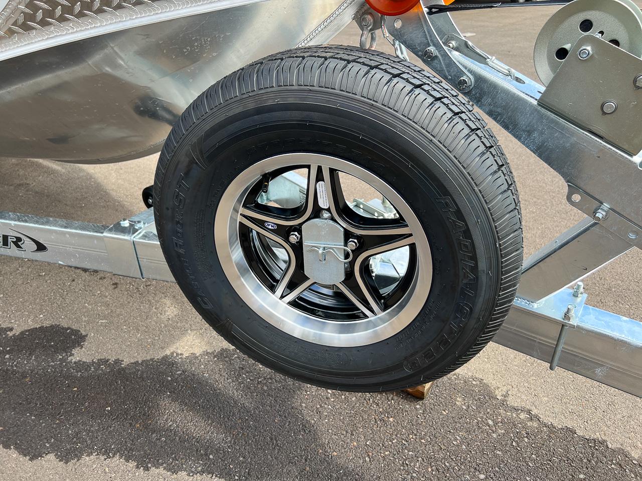 Slide: The Image of Close-up of a 2023 Hewescraft 200 Pro-V ET HT trailer wheel. - 17