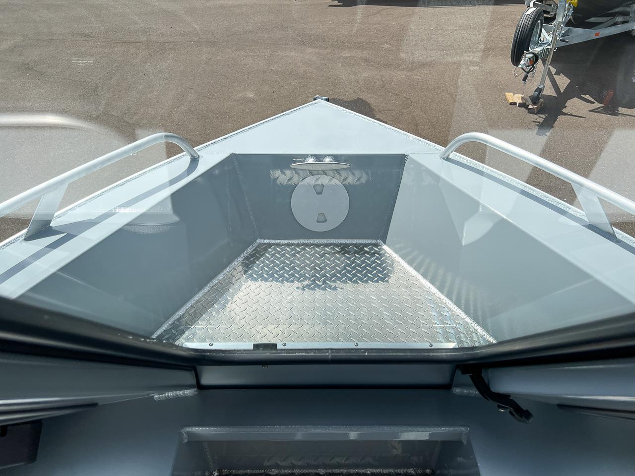 Slide: The Image of 2023 Hewescraft 200 Pro-V ET HT boat bow with diamond plate flooring. - 6