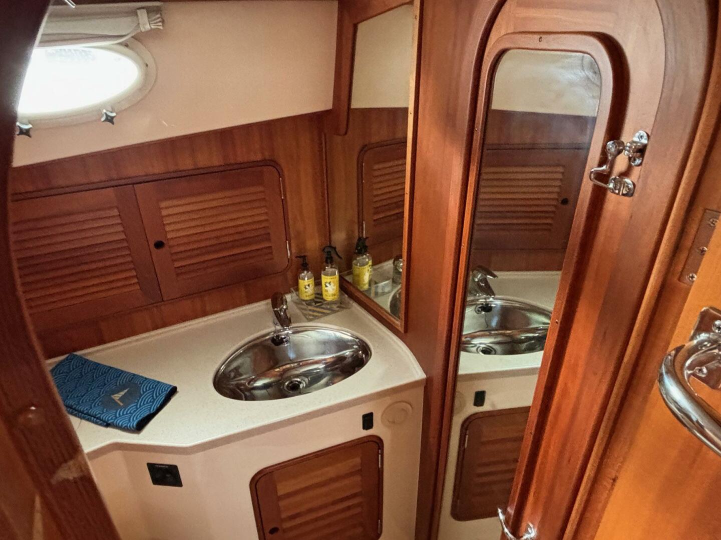 Slide: The Image of Hinckley Talaria 44 Motor Yacht 2005 - 4864261