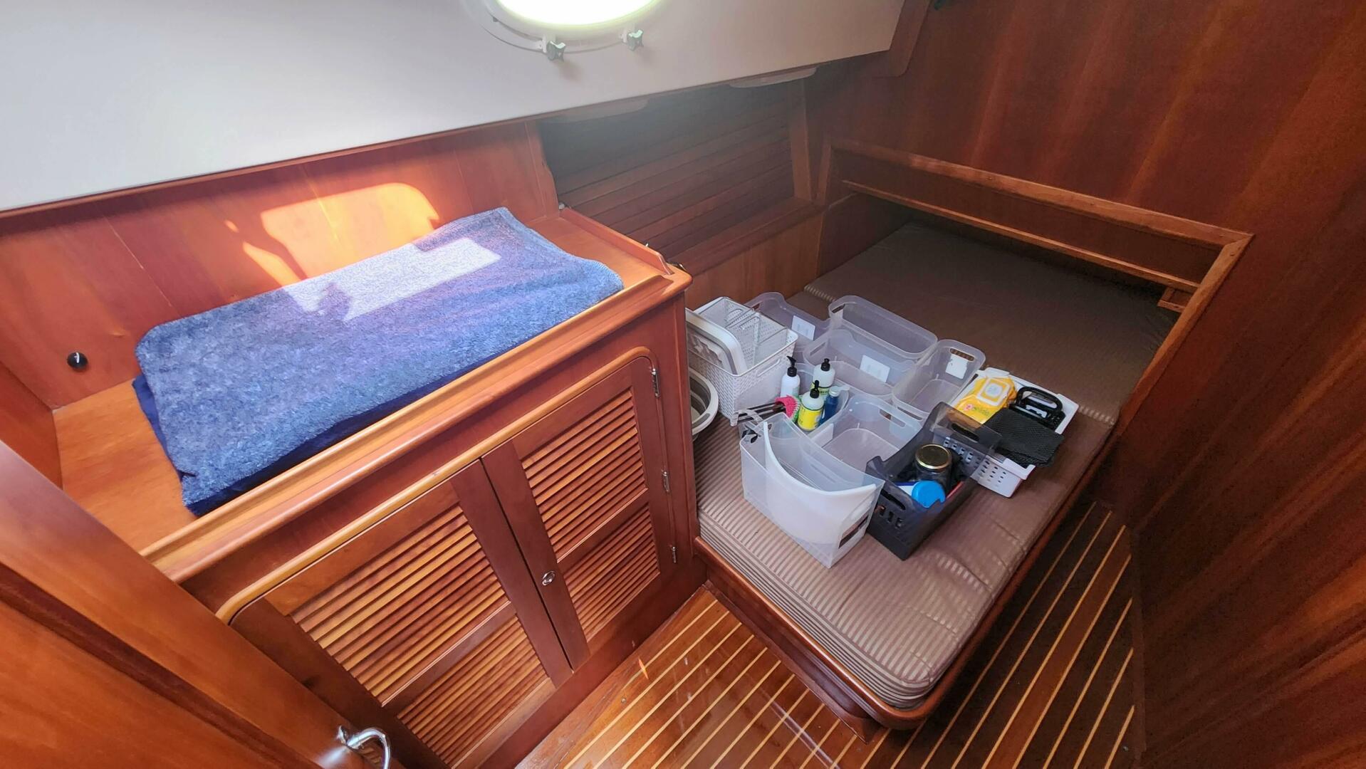 Slide: The Image of Hinckley Yachts Talaria 44 Flybridge 2002 - 19