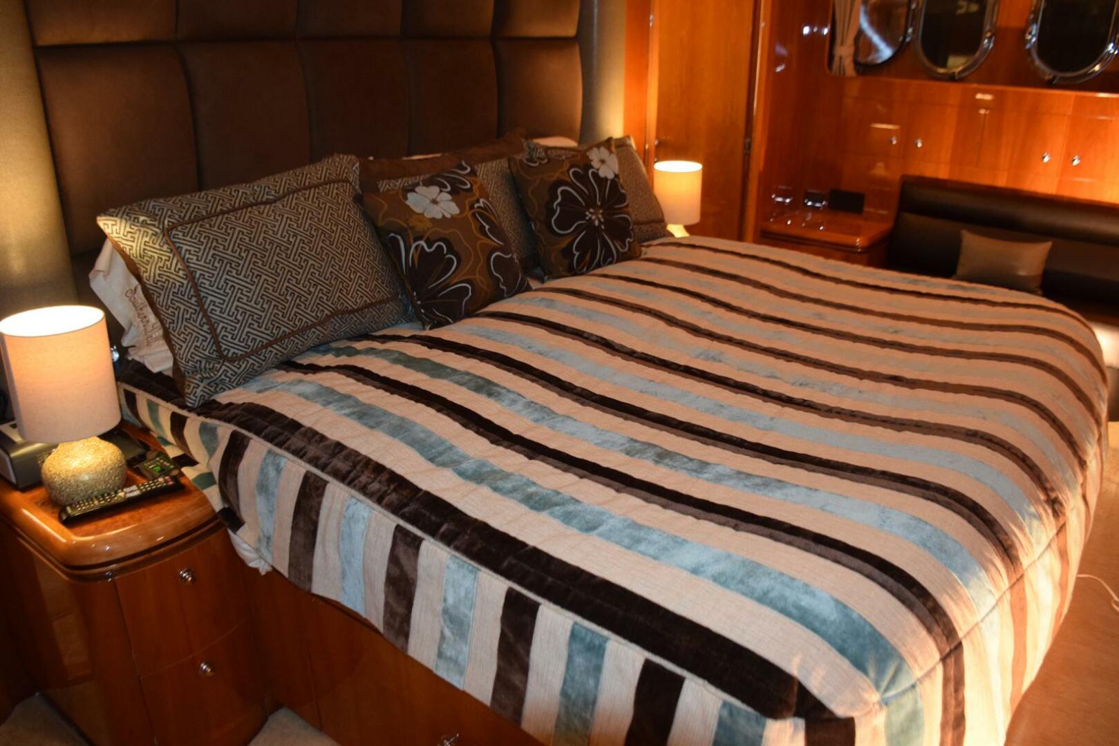 Slide: The Image of Master Berth with Contour Foam Pillow Top   - 23