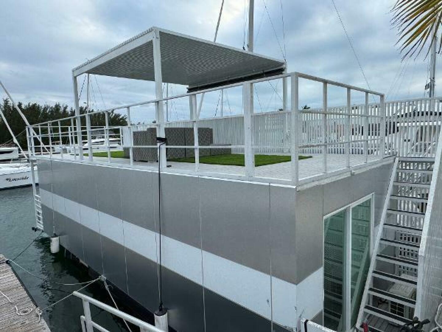 Slide: The Image of Houseboat Modern Struktures MS 400 2023 - 5158795