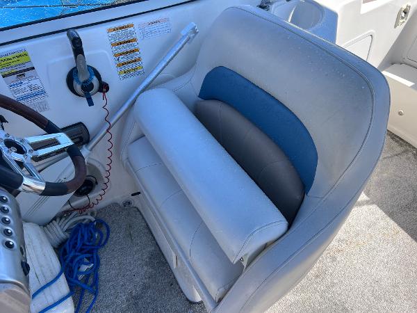 Slide: The Image of Captain's seat of a 2007 Hurricane 237 Sundeck Yamaha F250 boat. - 9
