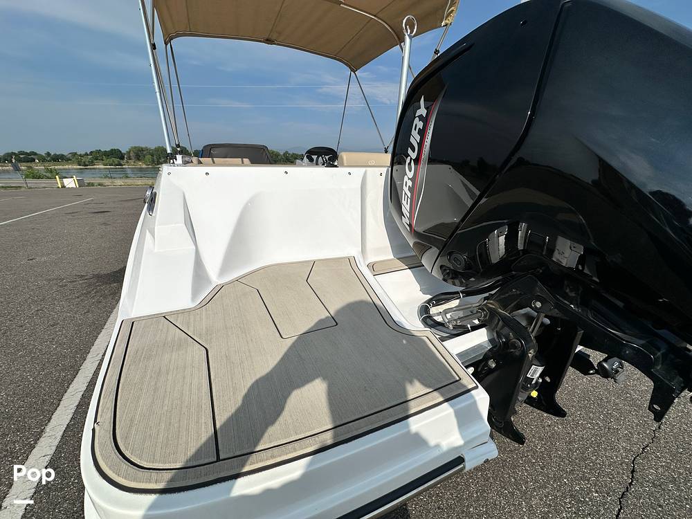 Slide: The Image of Hurricane SunDeck Sport 185 2022 - 14500508