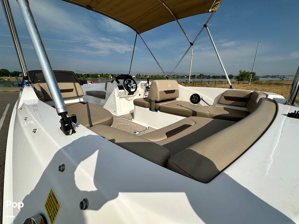 Slide: The Image of Hurricane SunDeck Sport 185 2022 - 14500509
