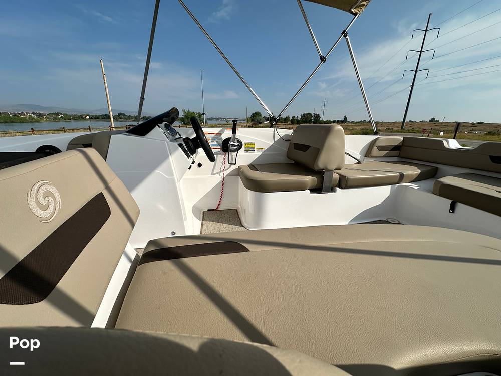 Slide: The Image of Hurricane SunDeck Sport 185 2022 - 14500511