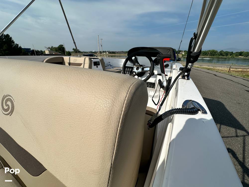 Slide: The Image of Hurricane SunDeck Sport 185 2022 - 14500519