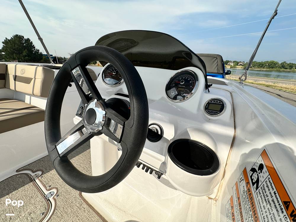 Slide: The Image of Hurricane SunDeck Sport 185 2022 - 14500521