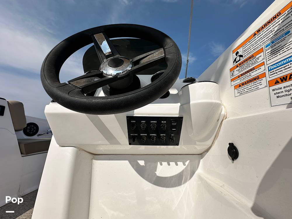 Slide: The Image of Hurricane SunDeck Sport 185 2022 - 14500528