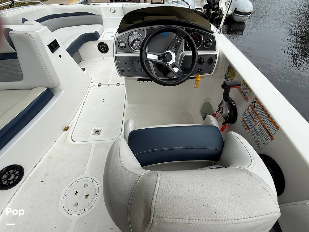 Slide: The Image of Hurricane SunDeck Sport 192RL OB 2022 - 15262704
