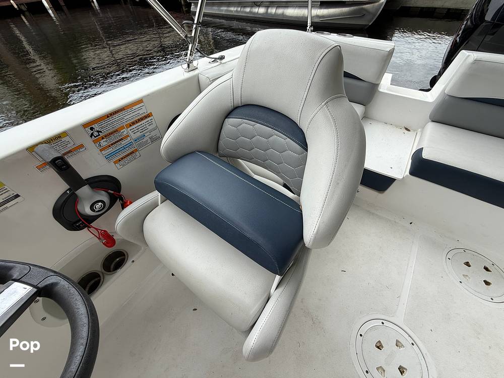 Slide: The Image of Hurricane SunDeck Sport 192RL OB 2022 - 15262705