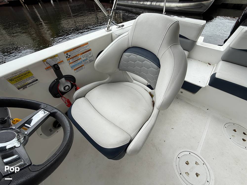Slide: The Image of Hurricane SunDeck Sport 192RL OB 2022 - 15262706