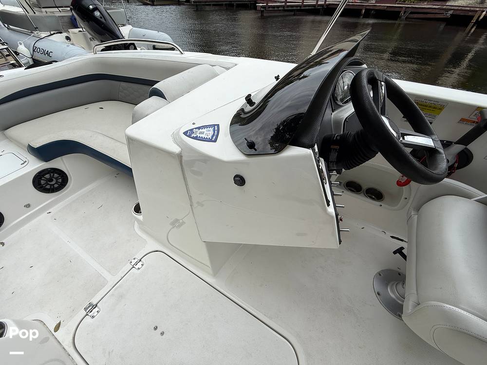 Slide: The Image of Hurricane SunDeck Sport 192RL OB 2022 - 15262717