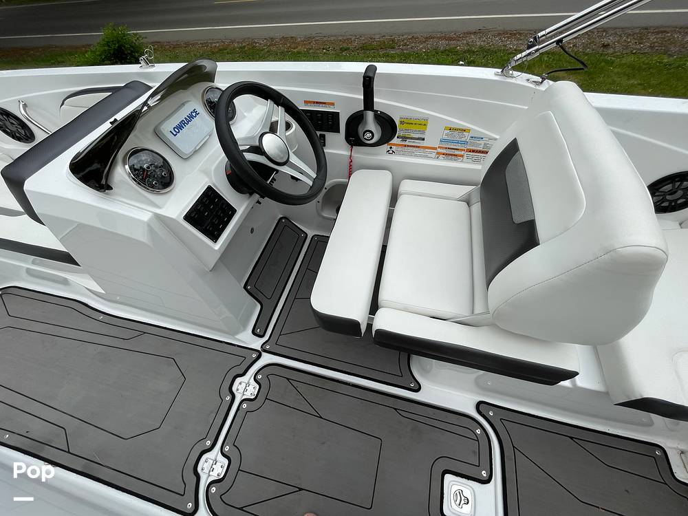 Slide: The Image of Hurricane Sundeck Sport 205 2022 - 12636555