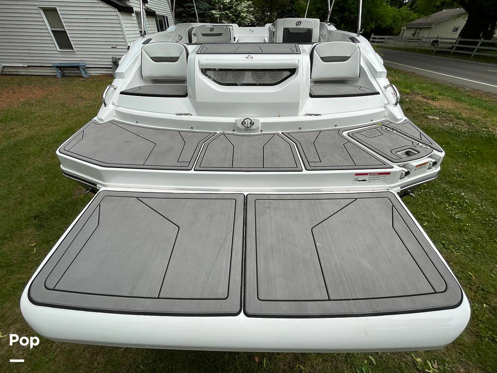 Slide: The Image of Hurricane Sundeck Sport 205 2022 - 12636561