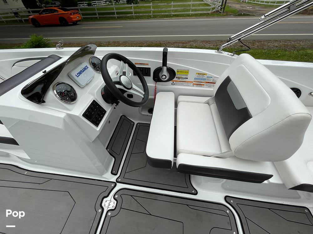 Slide: The Image of Hurricane Sundeck Sport 205 2022 - 12637522