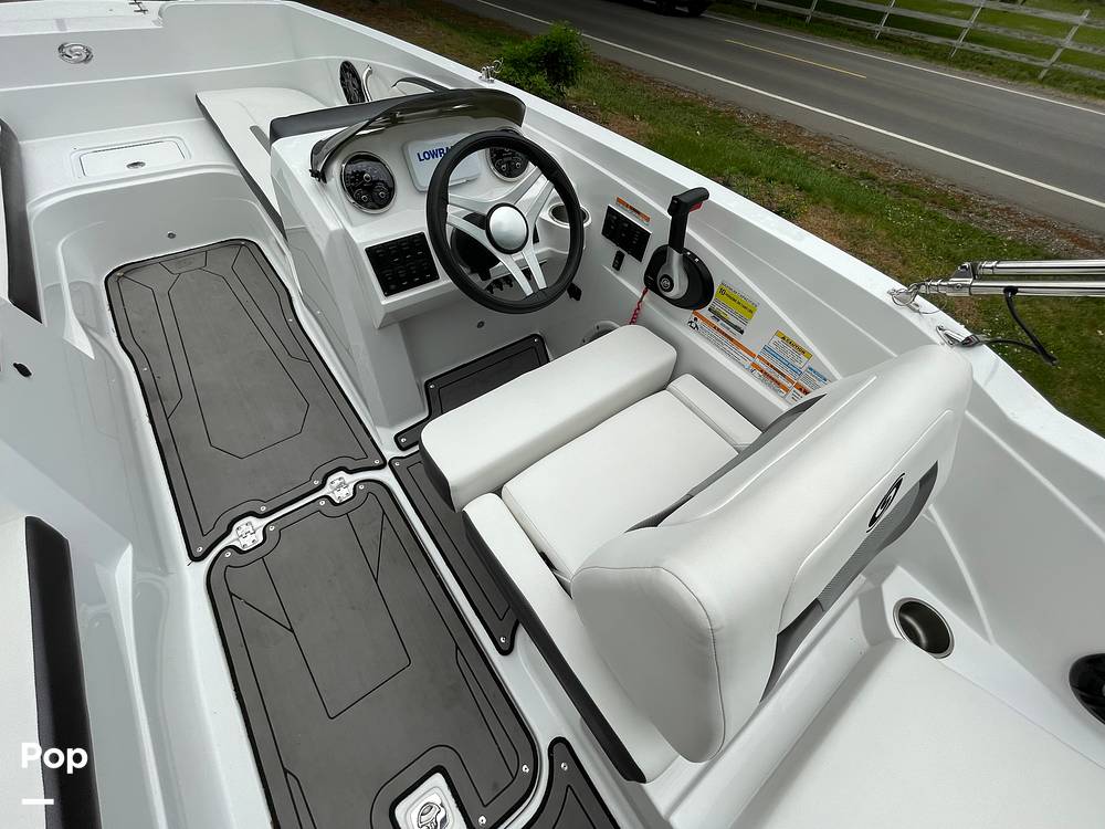 Slide: The Image of Hurricane Sundeck Sport 205 2022 - 12637523