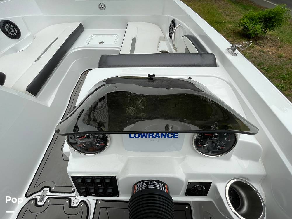 Slide: The Image of Hurricane Sundeck Sport 205 2022 - 12637524