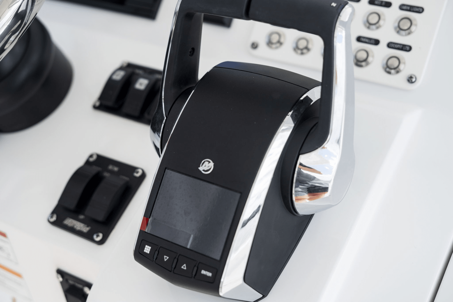 Slide: The Image of Intrepid 345 NOMAD SE 2025 - 40