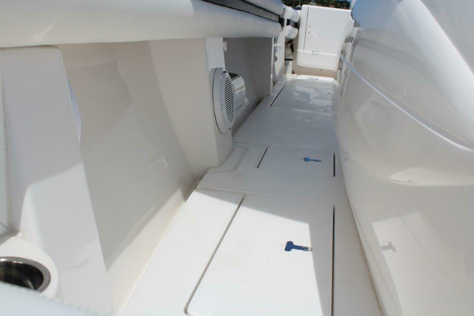 Slide: The Image of Deck Equipment 2014 32 Intrepid Uncorked - 4726788