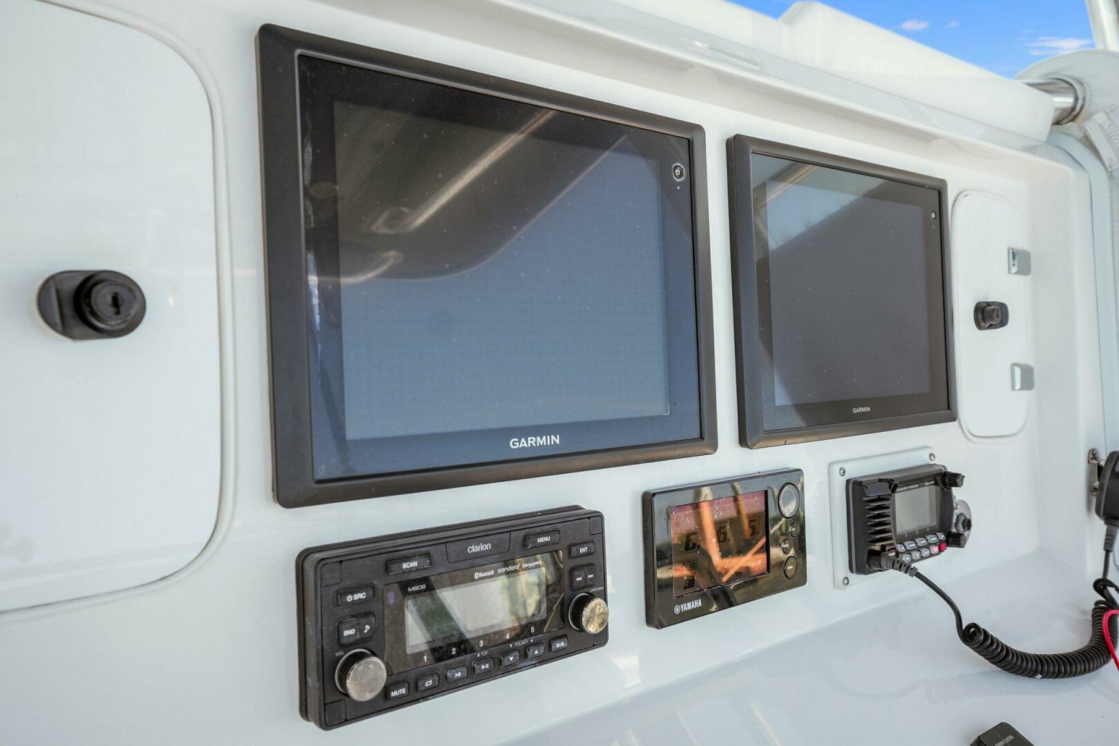 Slide: The Image of 2015 39 Invincible Center Console - Helm - 4389594