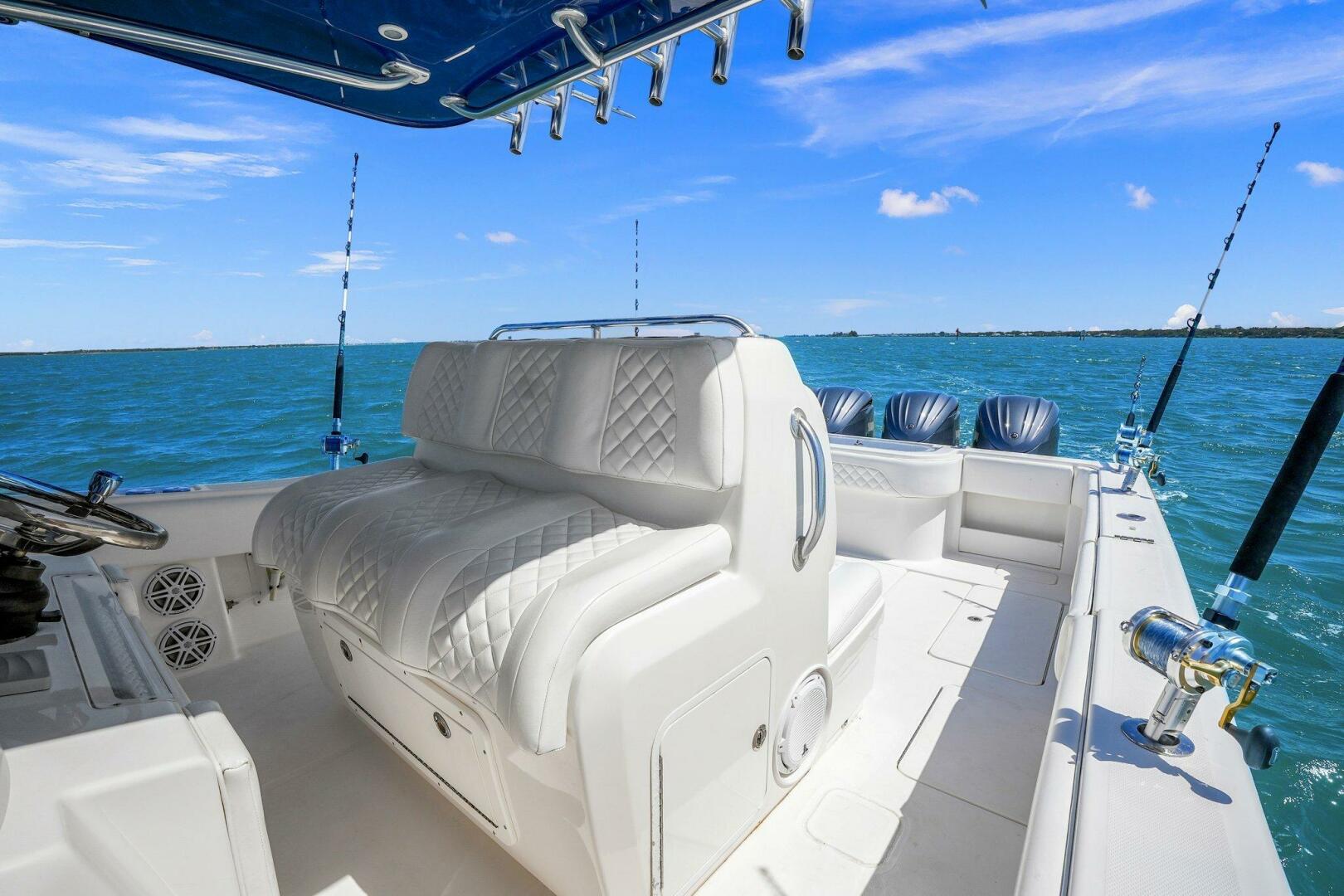 Slide: The Image of 2015 39 Invincible Center Console - Helm - 4389640