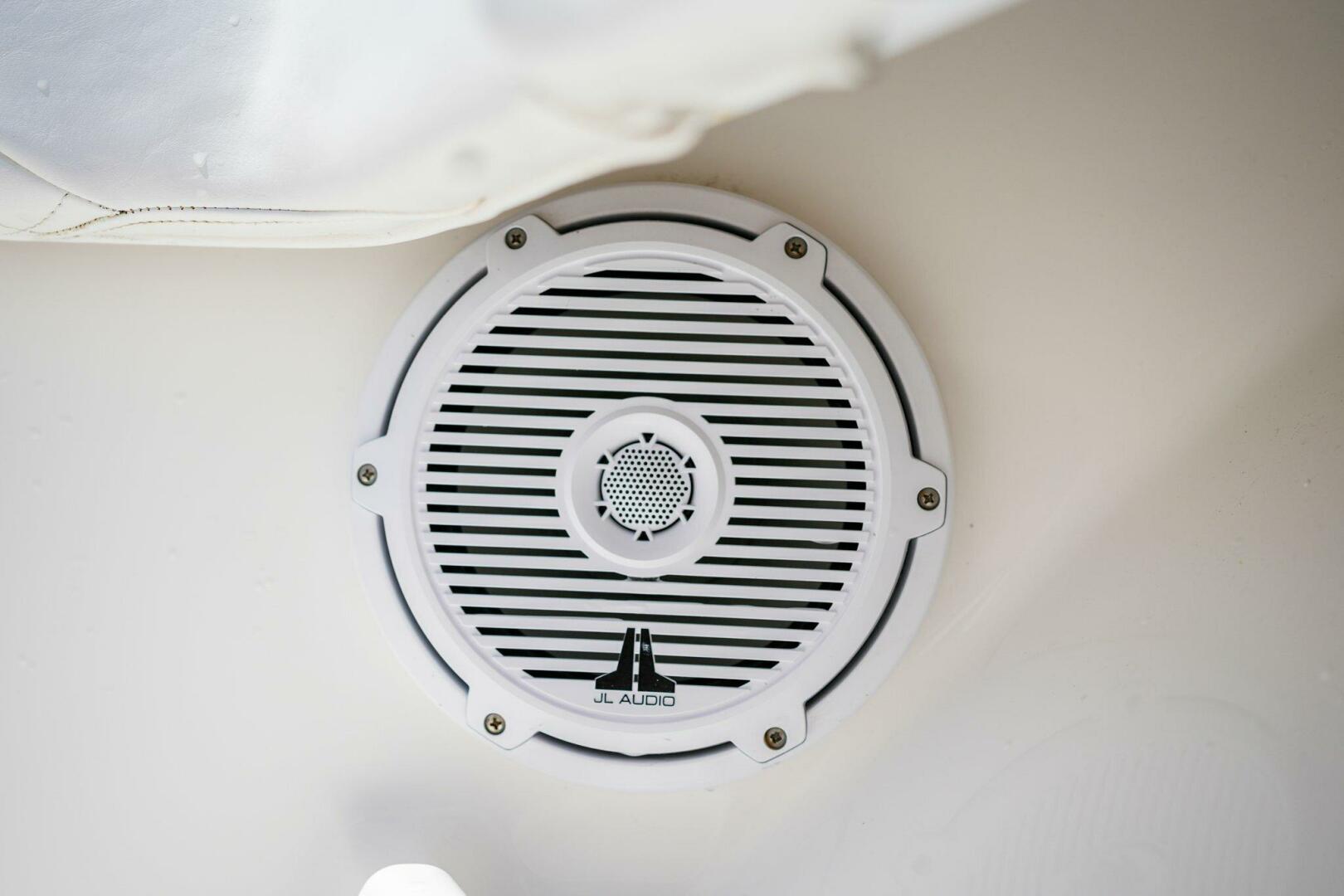 Slide: The Image of 2015 39 Invincible Center Console - Speaker - 4389764