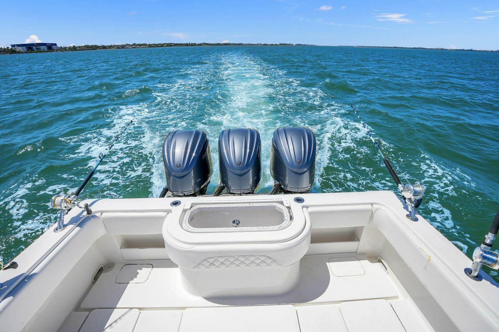 Slide: The Image of 2015 39 Invincible Center Console - Cockpit - 4389563