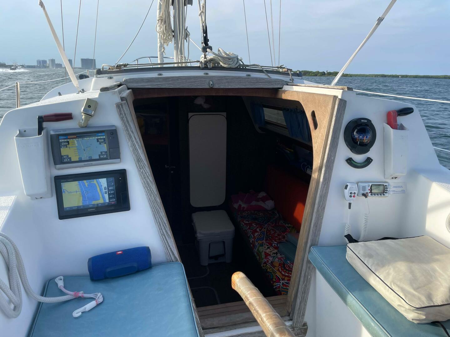Slide: The Image of Islander Islander 28 1991 - 4643100