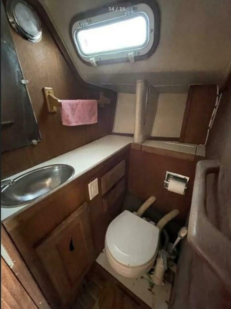 Slide: The Image of Islander Islander 28 1991 - 4694670