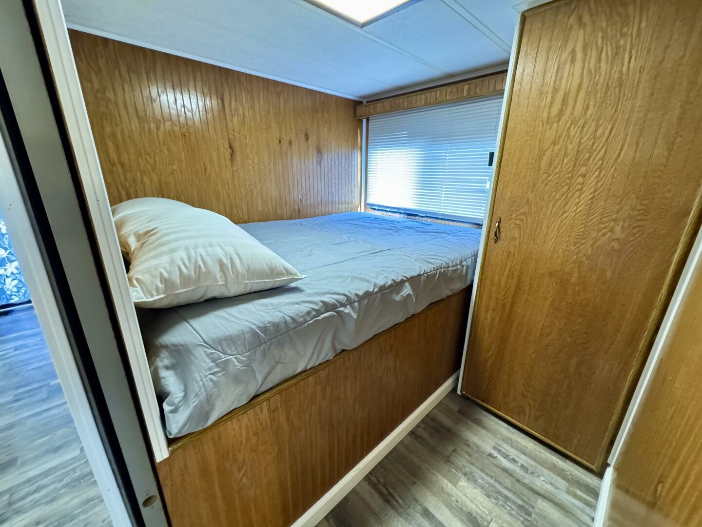 Slide: The Image of Jamestowner 16 x 65 Houseboat with Catwalks 1993 - 5374220
